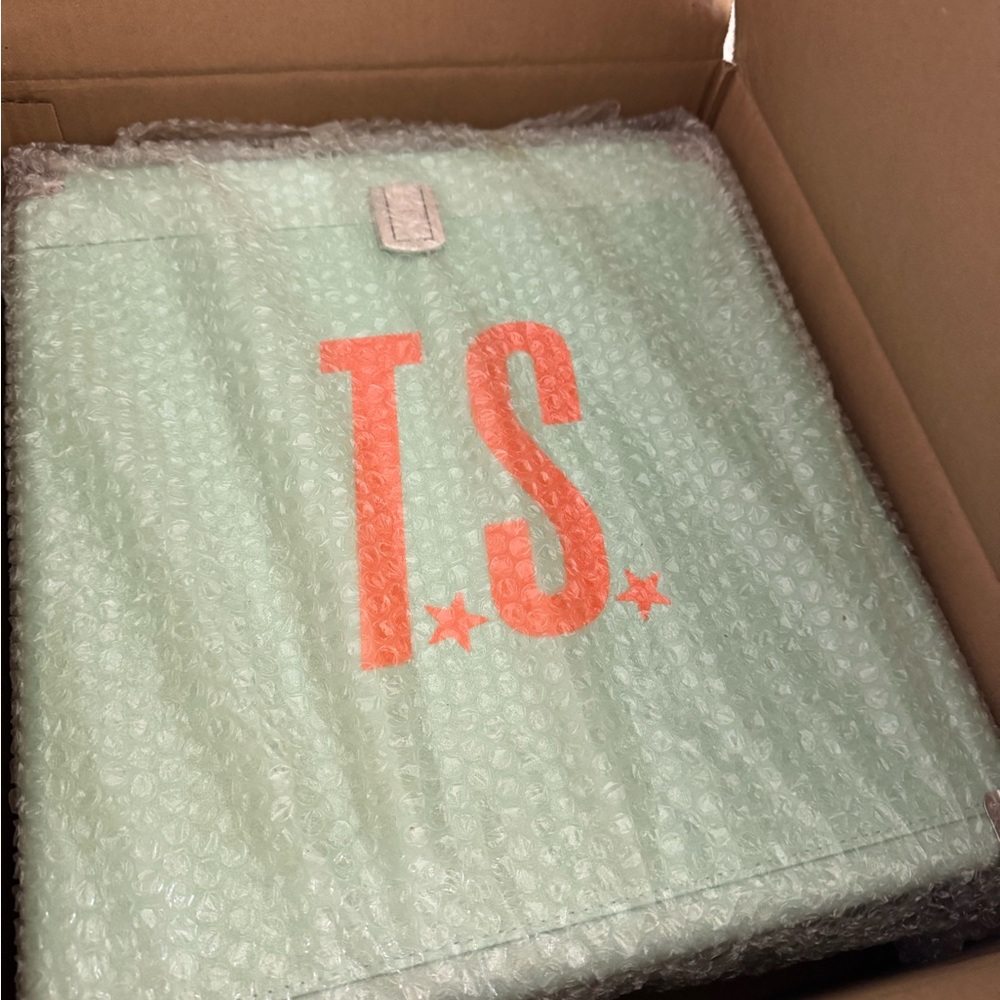 AUTHENTIC Taylor Swift The Life Of A Showgirl Vinyl Case TLOAS SHIPS FAST - Picture 4 of 5